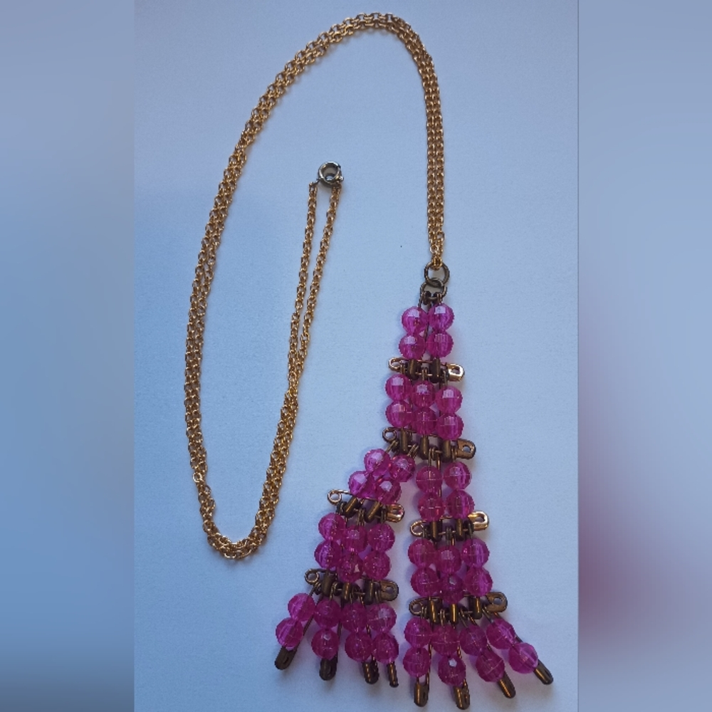 Pink beaded necklace gold toned vtg